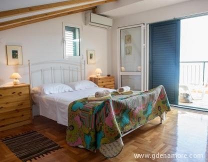 Zuta Kuca, Gornji apartman, privatni smeštaj u mestu Herceg Novi, Crna Gora